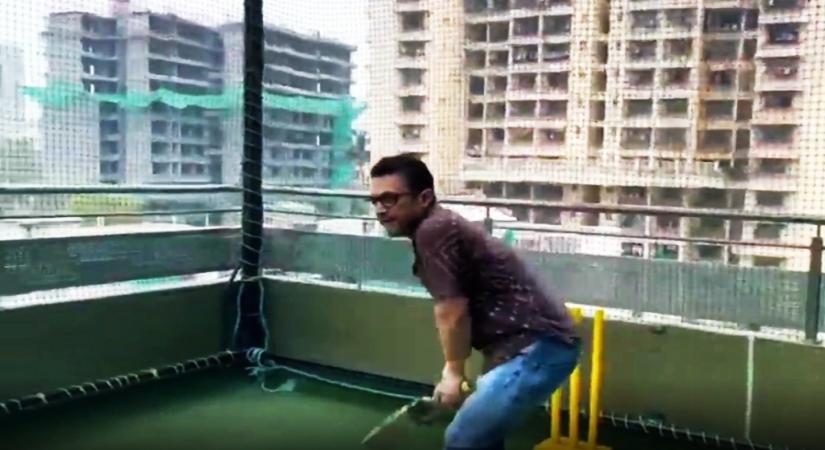 Aamir Khan plays cricket.(photo:Instagram)