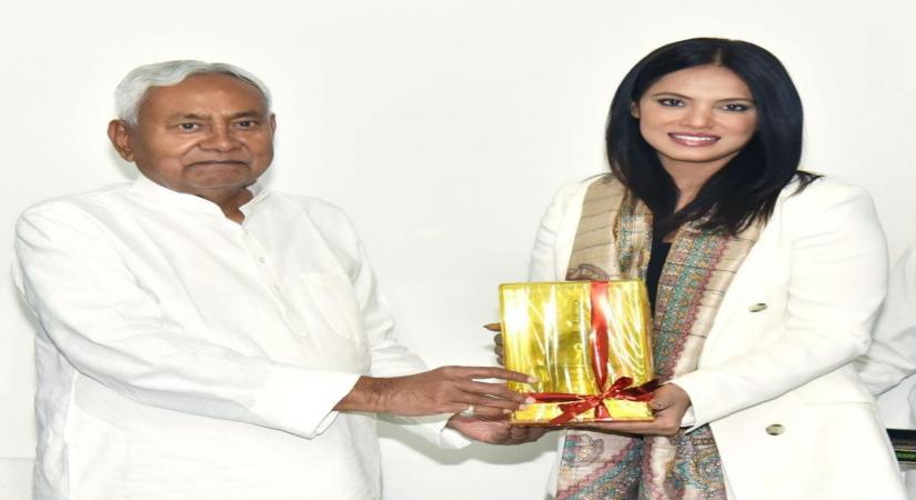 Neetu Chandra meets Bihar CM.
