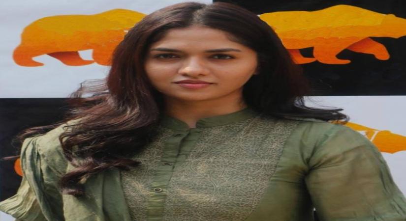 Sunainaa to play lead in female-centric film 'Regina'.