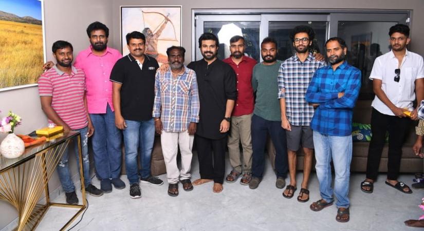 Ram Charan gifts gold coins.