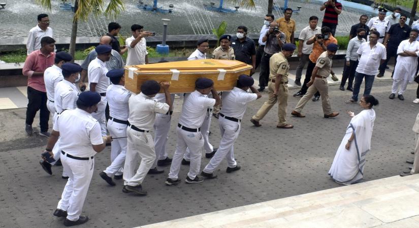 Kolkata: Mortal remains of Bollywood singer Krishnakumar Kunnath aka KK at Rabindra Sadan in Kolkata on Wednesday, June 1, 2022. KK passed away due to a heart attack after performing at a concert in the state on May 31, 2022. (Photo: IANS/Kuntal Chakrabarty)