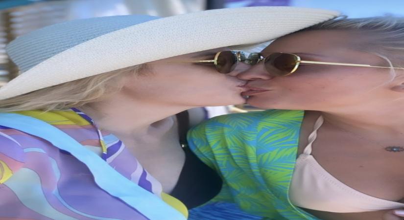 Rebel Wilson kisses girlfriend in selfie .