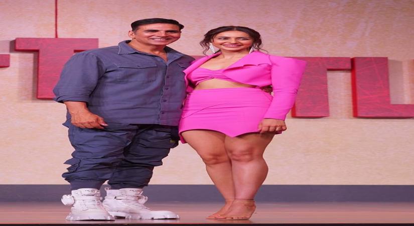 Mumbai:Bollywood Actress Akshay Kumar and Actress Rakul Preet Singh during the trailer launch Of the film Cuttputlli in Mumbai on Saturday August 20,2022.(Photo: Sanjay Tiwari/IANS)