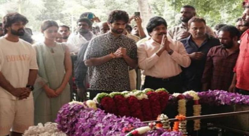 Vijaya Devarakonda, Ananya Pande pay tribute to Kannada superstar Puneeth Rajkumar.
