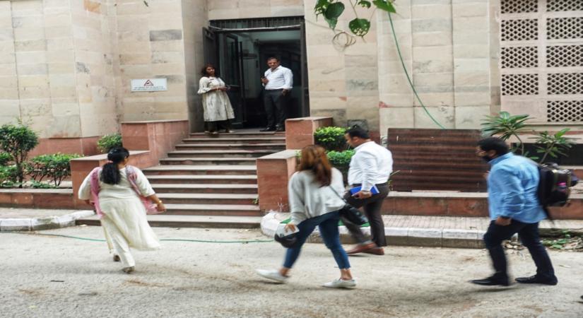 New Delhi: Bollywood actress Jacqueline Fernandez arrives at the Economic Wings Office (EWC) to appear in a multi-crore money laundering case linked to alleged conman Sukesh Chandrashekhar and others, in New Delhi on Wednesday, Sept. 14, 2022. (Photo: Wasim Sarvar/IANS)