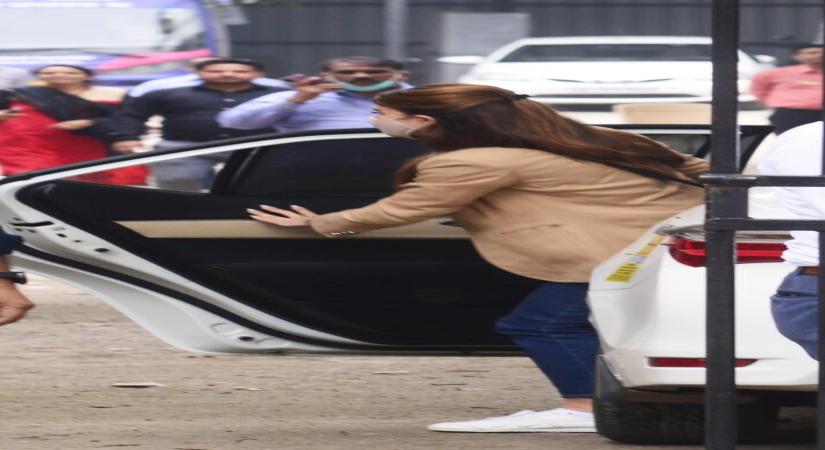 New Delhi: Bollywood actress Jacqueline Fernandes at the Economic Offence Wing for questioning in the Sukesh Chandrashekhar money laundering case, in New Delhi on Monday, Sept. 19, 2022. (Photo: IANS/Anupam Gautam)