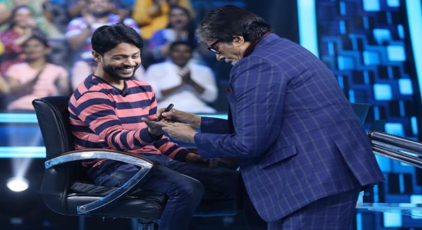 Big B autographs 'KBC 14' contestant's hand out of apprehension