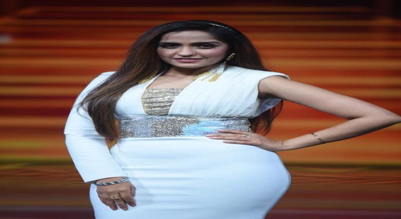 Asees Kaur all set to 'lighten-up' the mood with her romantic song 'Tu Tan Main'