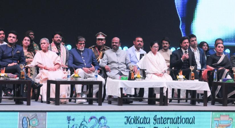 Kolkata: From (L-R) Former cricketer Sourav Ganguly, Veteran actors Jaya Bachchan, Amitabh Bachchan, West Bengal Governor C.V. Ananda Bose and CM Mamata Banerjee and actors Shah Rukh Khan, Rani Mukerji during the 28th Kolkata International Film Festival at Netaji Indoor Stadium in Kolkata on Thursday, December 15, 2022. (Photo:Kuntal Chakrabarty/IANS)