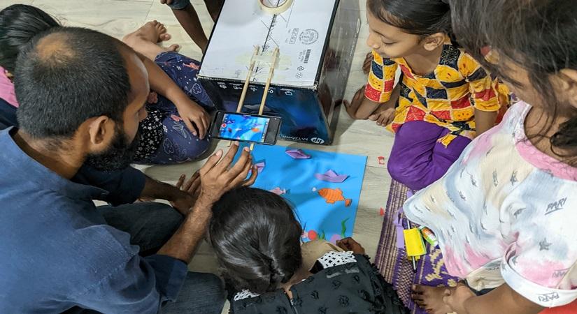 Artist Resident Jerry Antony conducting a stop motion animation workshop with the young minds of Govandi. (Picture Credit: Community Design Agency.)