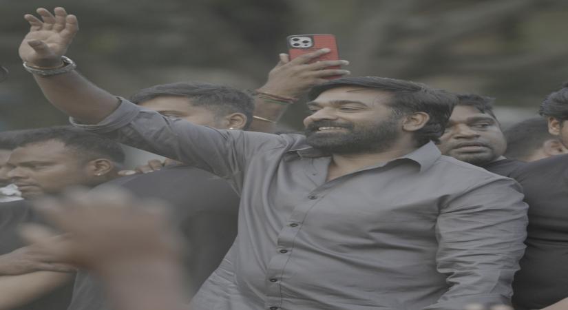 Ahead of the premiere of 'Farzi', Vijay Sethupathi brings his fans together to solve a 25-feet tall and 40-feet wide jigsaw puzzle.