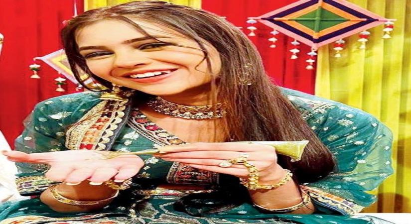 Anushka designs her mehindi for the upcoming wedding in 'Main Hoon Aparajita'