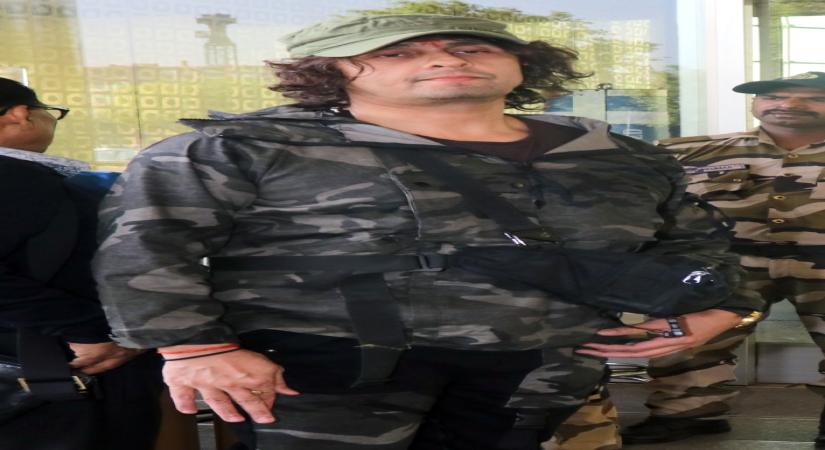 Mumbai: Singer Sonu Nigam spotted at the airport in Mumbai on Tuesday, Feb. 21, 2023. (Photo: Sanjay Tiwari/IANS)