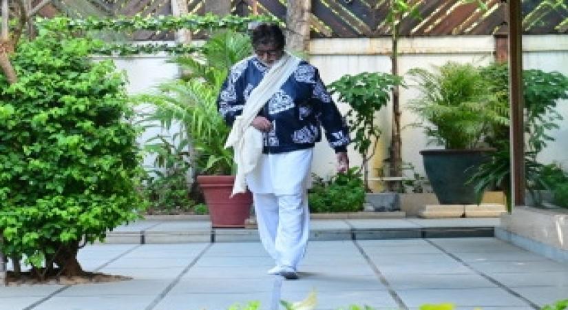 Big B does namaste to fans in 'homemade sling' outside his home