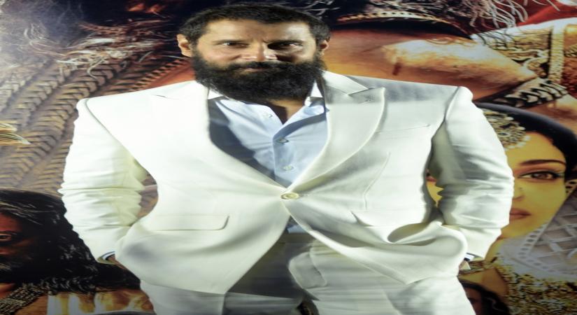 New Delhi: Indian Actor Vikram during a promotional event of their upcoming movie Ponniyin Selvan Part 2,in New Delhi on Tuesday, April 18, 2023. (Photo:IANS/Anupam Gautam)