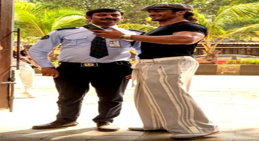 Vidyut Jammwal brings a smile on security guard's face with selfie.(photo:Instagram)