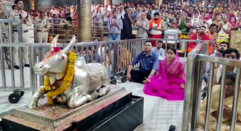 Sara Ali Khan visits Mahakaleshwar temple in Ujjain.(photo:Twitter)