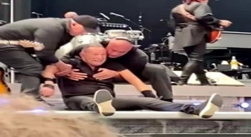 Bruce Springsteen falls on stage in Amsterdam during world tour(grab)