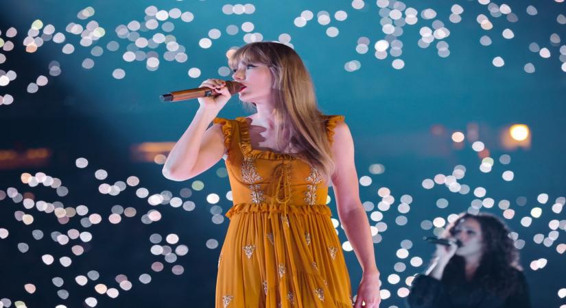 Taylor Swift 'wipes tears from her eyes' after performing emotional song.(Photo:Taylor Swift/Twitter)