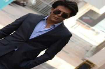 A few weeks after actress Katrina Kaif's lookalike took over social media, now superstar Shah Rukh Khan's doppleganger's photograph has taken over the Internet like wild fire. Mumbai-based celebrity photographer Viral Bhayani shared several images of a photographer named Akram al-Issawi from Jordan, who shares an uncanny  resemblance with the Bollywood's superstar.