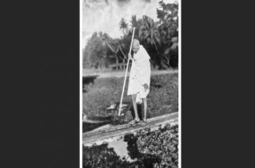  Visit to the affected area of Ramganj on foot, November 25, 1946. (Photo Courtesy: mkgandhi. org)