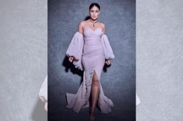 Actress and fashionista Kareena Kapoor Khan stunned in beautiful pastel coloured figure hugging dress. Kareena was sported wearing a dress with a sweetheart neckline and balloon sleeve inserts. She paired the ensemble with Serpenti coil neck piece by the the lable BVLGARI.