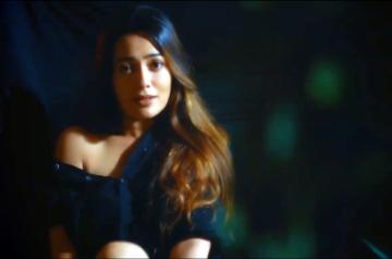 Actress Samikssha Batnagar has lent her voice to a cover version of "Isharon isharon mein dil lene wale" from the movie "Kashmir Ki Kali", originally rendered by legendary singers Asha Bhosle and Mohammed Rafi.