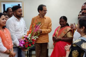 Shiv Sena chief Uddhav Thackeray has felicitated Babita Tade, who recently won Rs 1 cr cash prize in the quiz game show "Kaun Banega Crorepati". As a reward, Thackeray on Saturday honoured Babita with a bouquet of flowers and Lord Ganesha's statue.