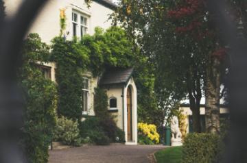 Why should people live near green spaces?