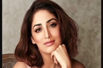 Yami Gautam starts her Monday flaunting a modern yet traditional avatar. The Bollywood beauty posted a picture of her on Instagram where she is seen in a modern peach-coloured dress, which she has teamed up with traditional heavy gold bangles. Yami has chosen to keep her makeup minimal using nude shades of lipstick and eye shadow and she looks stunning.