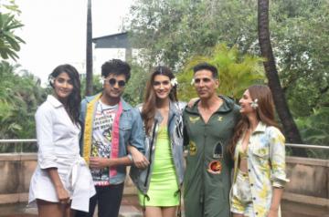 Mumbai: Actors Pooja Hegde, Riteish Deshmukh, Kriti Sanon, Akshay Kumar and Kriti Kharbanda during the promotions of their upcoming film "Housefull 4" in Mumbai on Oct 23, 2019. (Photo: IANS)