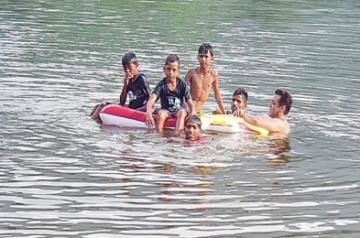 Superstar Salman Khan went out swimming with a group of "cool kids", and took to social media to share how he enjoyed a break from his busy schedule. Salman utilised his free time by taking a dip in the water with children. He shared a glimpse of his swimming outing on social media, where he refers himself as 'BhaiÃ¢ÂÂ.