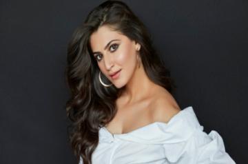 Ahead of the release of her debut film "Yeh Saali Aashiqui", actress Shivaleeka Oberoi has already signed her second movie, which will be opposite Vidyut Jammwal. Titled "Khuda Hafiz", the film is already on the floors and Shivaleeka is playing Vidyut's love interest. The shooting is underway in Uzbekistan.