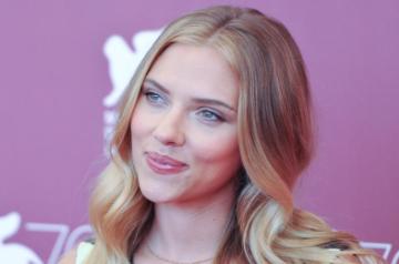 VENICE, Sept. 3, 2013 (Xinhua/IANS) -- Scarlett Johansson, actress of the film ``Under The Skin`` poses for photos at the photocall during the 70th Venice Film Festival, in Lido of Venice, Italy, on Sept. 3, 2013. (Xinhua/Yan Ting)