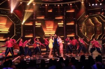 'Bala' Ayushmann meets 'Bigg Boss' Salman.