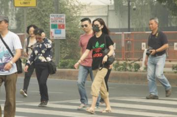 New Delhi: People wear masks to protect themselves from air pollution as smog engulfs New Delhi on Nov 2, 2019. (Photo: IANS)