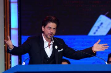 Kolkata: Actor Shah Rukh Khan addresses at the inaugural session of the 25th Kolkata International Film festival, in Kolkata on Nov 8, 2019. (Photo: Kuntal Chakrabarty/IANS)