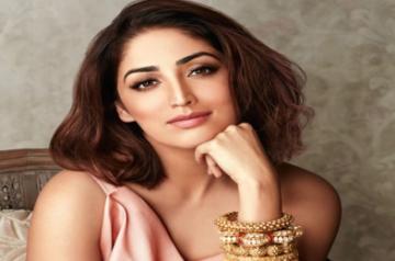 Yami Gautam starts her Monday flaunting a modern yet traditional avatar. The Bollywood beauty posted a picture of her on Instagram where she is seen in a modern peach-coloured dress, which she has teamed up with traditional heavy gold bangles. Yami has chosen to keep her makeup minimal using nude shades of lipstick and eye shadow and she looks stunning.