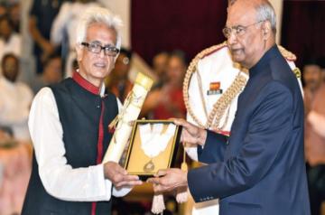 Tez Hazarika receiving the Bharat Ratna award on behalf of his late father Bhupen Hazarika