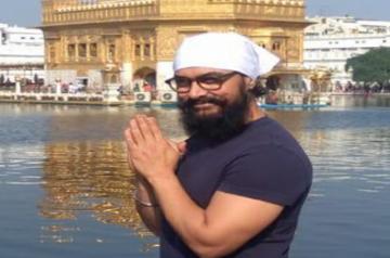 Amritsar: Actor Aamir Khan pays obeisance at the Golden Temple in Amritsar on Nov 30, 2019. (Photo: IANS)