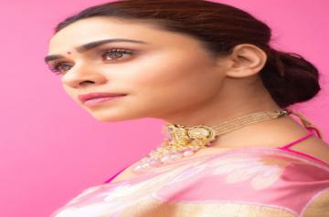 "Raazi" actress Amruta Khanvilkar stunned one and all when she picked a gorgeous pink sari for her recent outing.
