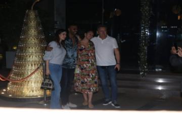 Hardik and Natasa were clicked by celebrity photographer Manav Manglani as they stopped to pose for a few photo-ops by before getting into a suburban restaurant. (Photo Courtney: Manav Manglani)