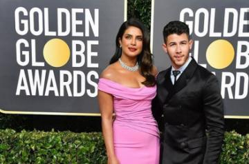 Priyanka Chopra Jonas and her hubby Nick Jonas made a stylish appearance at the red carpet of the 77th Golden Globe Awards ceremony.Dressed in a pink off-shoulder ensemble, Priyanka looked no less than any diva and it was her diamond neckpiece which grabbed the maximum attention. On the other hand, Nick look dapper in a black suit.