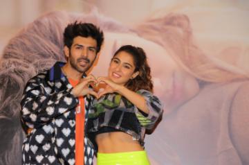 Mumbai: Actors Sara Ali Khan and Kartik Aaryan at the trailer launch of their upcoming film "Love Aaj Kal" in Mumbai on Jan 17, 2020. (Photo: IANS)