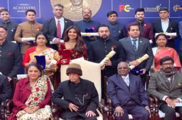 Actress Shilpa Shetty with her husband Raj Kundra, Former President Pranab Mukherjee and other dignitaries at the Indian Achievers Awards.