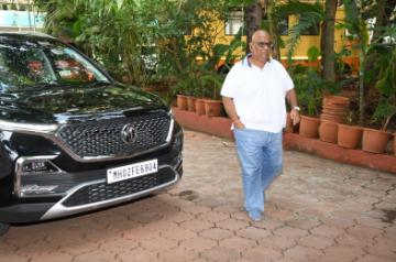 Mumbai: Director Satish Kaushik arrives at the prayer meet organised for late Producer Champak Jain, in Mumbai on Nov 2, 2019. (Photo: IANS)