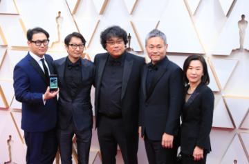 LOS ANGELES, Feb. 10, 2020 (Xinhua) -- Director Bong Joon-ho (C) arrives with cast and crew members of "Parasite" for the red carpet of the 92nd Academy Awards at the Dolby Theatre in Los Angeles, the United States, Feb. 9, 2020. (Xinhua/Li Ying/IANS)