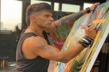 Actor Karan Singh Grover, who has ventured into painting, has now tried his hands on abstract painting. Karan shared that painting is a creative release for him. He has been painting for a couple of years now and through social media he had the opportunity to share his artwork. Karan plans to exhibit 18 of his paintings at an exhibition very soon.