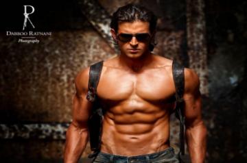 Actor Hrithik Roshan gave a twist to megastar Amitabh Bachchan's dialogue "Main aur meri tanhai" from the hit 1981 film "Silsila" to pen a hilarious tribute to his absent abs.