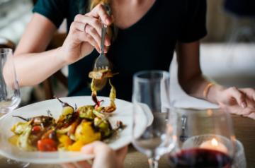 Playing games while eating may decrease food intake